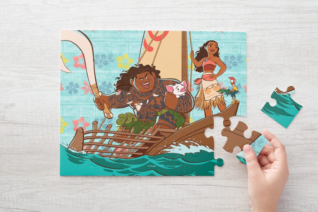 Top tips for traveling with kids - solving a jigsaw puzzle