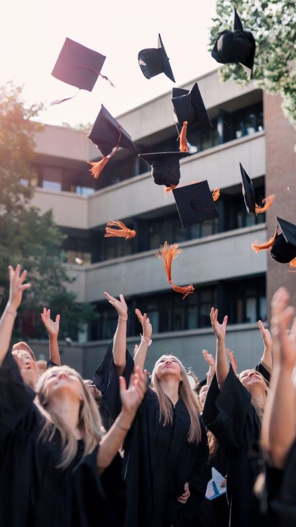 10 Graduation Photo Shoot Ideas Pin